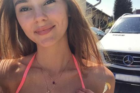Auch auf Schulter und Finger machen sich die Fake-Tattoos gut, wie die 19-Jährige beweist.