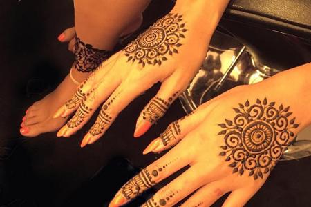 Eine aufwendigere Alternative zur Klebe-Version ist eine Henna-Bemalung, die Beyoncé hier stolz präsentiert.