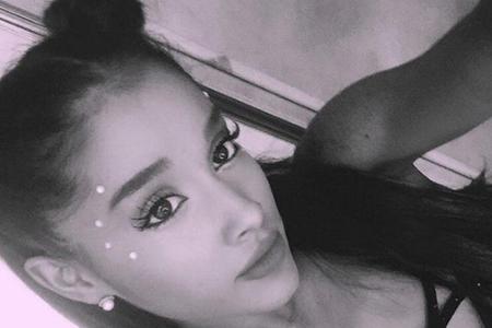 Auch Ariana Grande mag es etwas ausgefallener und verziert ihr Gesicht mit glitzernden Steinen.