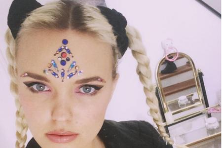 Wer's mag... Bonnie Strange trägt ihr buntes Strass-Tattoo mitten auf der Stirn.
