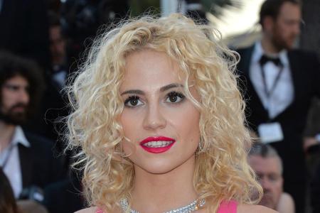 Diese Frisur ist mit wesentlich mehr Aufwand verbunden. Denn was Sie hier an Pixie Lott sehen, ist tatsächlich die gute alte...