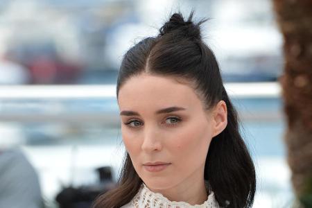Keine Lust auf Dauerwelle? Einfacher geht's mit dem angesagten Half-Bun von Schauspielerin Rooney Mara. Einfach die oberen H...