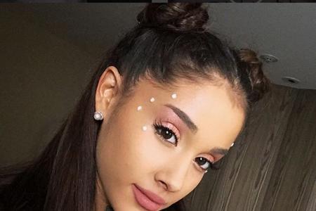 Wer noch ein bisschen mehr auffallen will, entscheidet sich wie Sängerin Ariana Grande für die süßen Double Buns. Zwei klein...