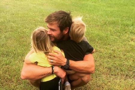Und die zweijährigen Zwillinge Sasha und Tristan machen die Hemsworths komplett.