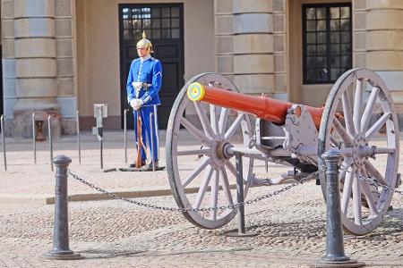 Die königliche Ehrengarde (Högvakten) ist im Umfeld des Königs immer dabei. Sie ist seit dem Jahre 1523 für die Sicherheit d...