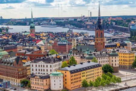 Stockholm erstreckt sich über 14 Inseln, die durch insgesamt 53 Brücken verbunden sind. In der Altstadt befinden sich zahlre...
