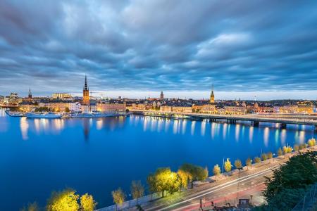 Stockholm ist besonders in der Dämmerung sehr schön. Bei einem Abendessen auf einem der zahlreichen Schiffe, haben Touristen...