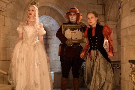 Sechs Jahre nach dem ersten Teil muss sich Alice (Mia Wasikowska, r.) erneut im Wunderland beweisen. In Sechs Jahre nach dem ersten Teil muss sich Alice (Mia Wasikowska, r.) erneut im Wunderland beweisen. In