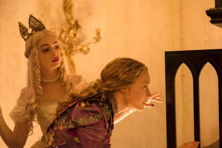Die weiße Königin, wie im ersten Teil gespielt von Anne Hathaway, bittet Alice, den Hutmacher zu retten und sich dafür auf e...