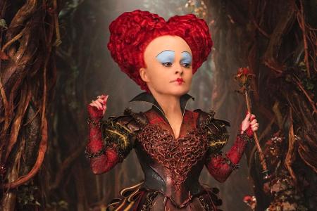 Doch auch die rote Königin (Helena Bonham Carter), die im ersten Teil noch vom Thron gestoßen und verbannt wurde, ist wieder...
