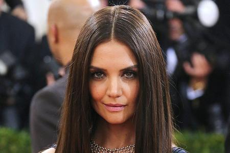 Velvet Brown: Katie Holmes (37) bleibt ihrer braunen Naturhaarfarbe treu. Sie trägt ihre lange Mähne in einem samtig glänzen...