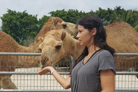Adriana Lima (34) ging mit ihren Kindern in den Zoo, wo es sich das Topmodel nicht nehmen ließ, Kamele zu füttern.