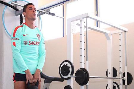 Auch Cristiano Ronaldo (31) legt sich an Ostern nicht auf die faule Haut. Der Real-Madrid-Star trainiert, um für das anstehe...