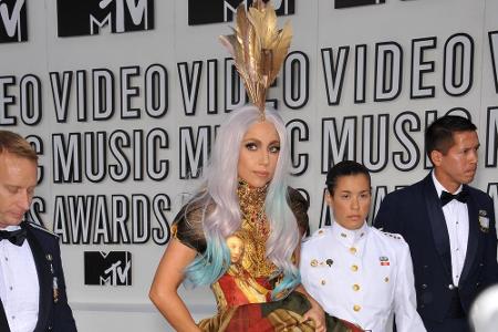 Zu den MTV Video Music Awards erschien die Sängerin im Jahr 2010 in einer bunten Kreation: oben Vogel, unten Schlange.