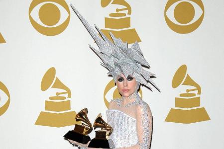 Galaktisch ging es auch weiter: Der Popstar präsentierte die gewonnenen Grammys mit blitzförmiger Glitzer-Kopfbedeckung.