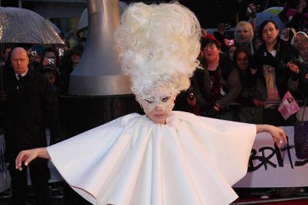 Mit riesiger weißer Perücke, Maske und einem weiten weißen Kleid war Lady Gaga einmal mehr der verrückteste Hingucker auf de...