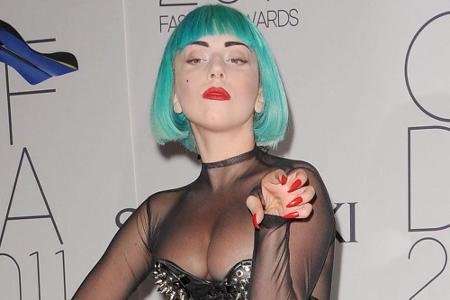 So schrill ihre Kleider oft waren, so schrill durften auch die Haare sein. Zu den Fashion Awards 2011 kam der Popstar mit tü...
