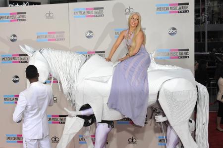 Und wenn das Outfit nicht übertrieben extravagant war, dann definitiv der Auftritt: Zu den American Music Awards kam die Sän...