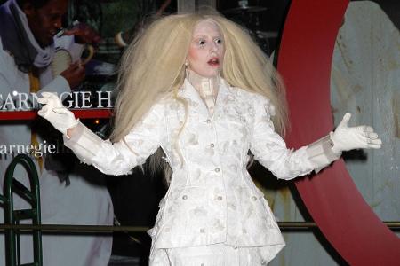 Mit wallender Mähne und ganz in weiß stöckelte Lady Gaga in perlenbesetzten High Heels zu den Glamour Women of the Year Awar...