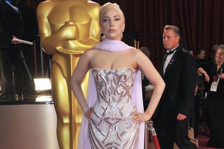 Sehr elegant in einem rosa-silbernen Kleid kam die Sängerin dagegen zur Oscar-Verleihung 2014.