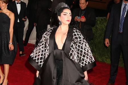 Für große Augen sorgte sie auch bei der Met Gala 2015. Dort sah man die Sängerin in einem Kimono-ähnlichen Gewand mit Paille...