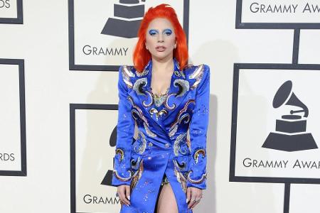 Und dann doch wieder etwas ausgefallener: Bei der diesjährigen Grammy-Verleihung ehrte Lady Gaga David Bowie nicht nur auf d...