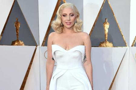 Absolut ladylike dagegen erschien die Künstlerin zu den Oscars 2016: Sie bezauberte in einer eleganten weißen Robe.
