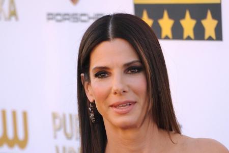 Warum Sandra Bullock (51) nicht schwimmen kann? Vielleicht, weil sie als Kind in einen See fiel und sich dabei den Kopf aufs...