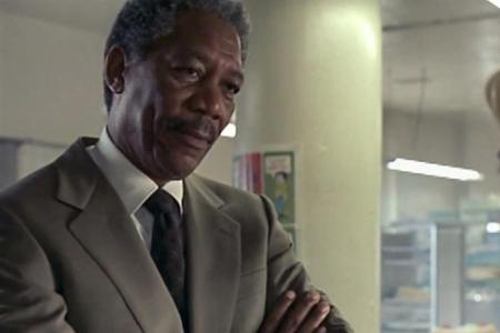 Morgan Freeman hatte bei seinem Auftritt als Präsident ebenfalls Probleme aus dem All: In 