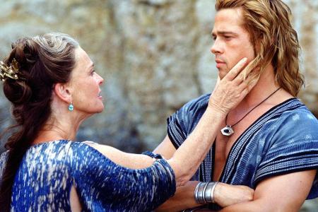 Brad Pitt übernimmt die Rolle des Achilles. Im Film tötet Achilles Hektor und schleift dessen leblosen Körper hinter seinem ...