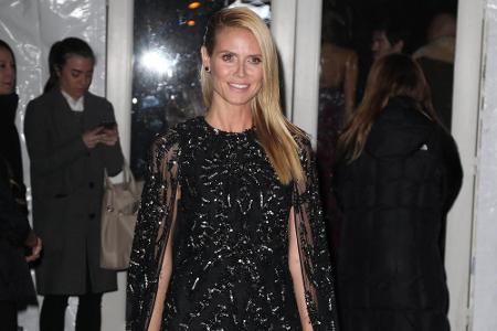 An diesem Kleid scheiden sich die Geister: Auf der alljährlichen amfAR-Gala in New York trug Heidi Klum dieses schwarz-glitz...