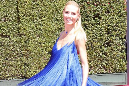 Für viel Wirbel hatte Klum auch schon 2014 bei den Creative Arts Emmys gesorgt: Ihr blaues Fransenkleid hatte der ehemalige ...