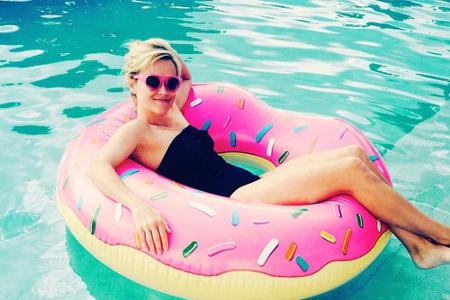 Selbst im Wasser hat der Hollywood-Star immer einen dabei.