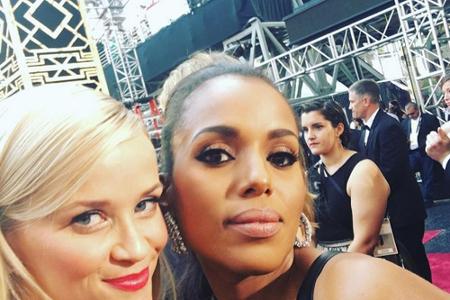Während den Oscars 2016 schoss Witherspoon ein Selfie mit Schauspielkollegin Kerry Washington.