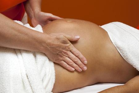Tschüss Alltagsstress! Eine Massage speziell für Schwangere tut sowohl der werdenden Mutter als auch dem ungeborenen Kind gu...