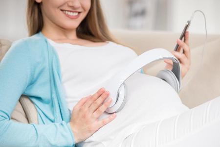 Es heißt pränatales Bonding. Mit speziellen Kopfhörern können Mütter ihren Babys bereits im Mutterleib Musik vorspielen. Ein...
