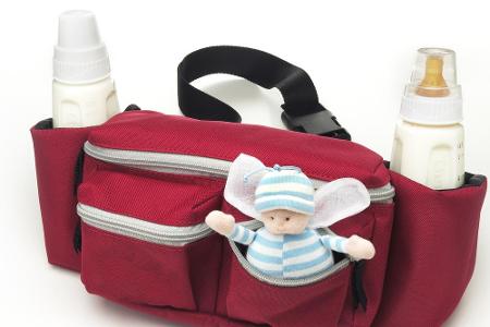 Während der Schwangerschaft noch nicht nötig, aber dennoch ein super Geschenk: Eine Wickeltasche, in die alles passt, was ma...