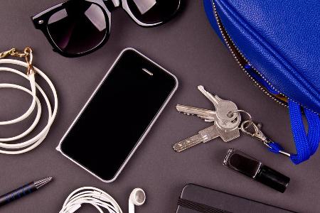 Portemonnaie, Smartphone und Schlüssel - drei Dinge, die in keiner Handtasche fehlen dürfen. Doch was gehört noch in eine gu...