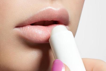 Eine gute Lippenpflege darf in keiner Handtasche fehlen. Achten Sie beim Kauf auf Inhaltsstoffe wie Panthenol, Jojobaöl oder...