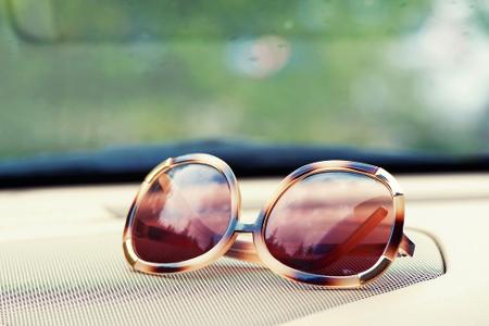 Auch eine Sonnenbrille ist ein Must-have. Selbst wenn es morgens noch bewölkt ist, mittags könnte schon das schönste Sommerw...