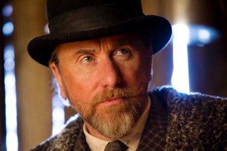 Tim Roth spielt im neuen Western Oswaldo Mobray - Brite und Henker von Red Rock. Seine Vorgänger unter Tarantino: 