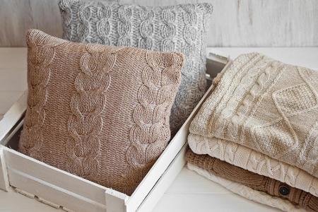 Strick ist schick - das gilt nicht nur für die Mode, sondern auch fürs Interieur. Accessoires wie Kissenbezüge oder kuscheli...