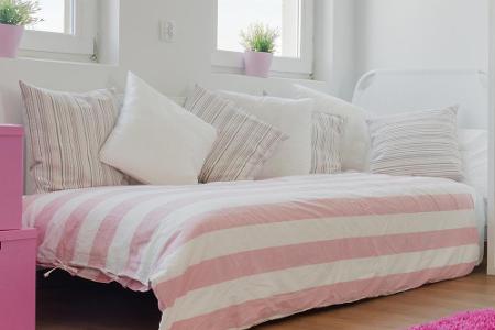 Multifunktionale Möbel liegen 2016 absolut im Trend. Besonders praktisch sind Sofas, die sich zum Bett ausziehen lassen oder...