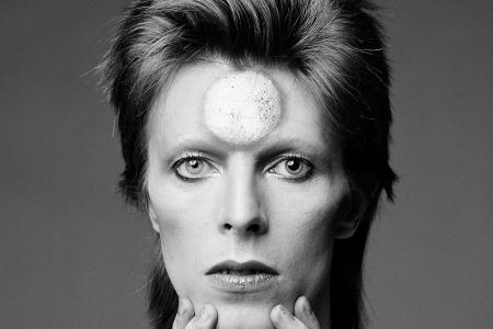 Mit Sternenstaub auf der Stirn wirbt er 1972 für sein Alter Ego Ziggy Stardust.