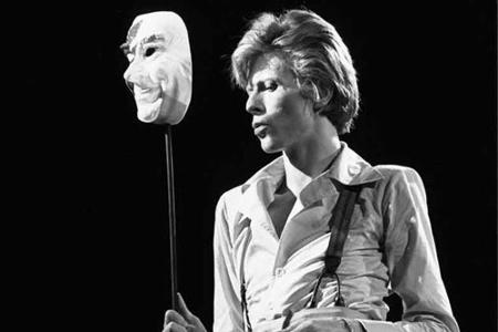 Das erinnert doch an... Mick Jagger. Soll es wohl auch, denn den beiden wurde eine kurze Liaison nachgesagt.