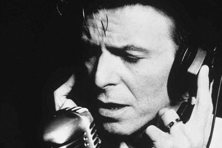 Künstler-Kollege Peter Gabriel fotografiert David Bowie 1992 im neuen, deutlich seriöseren Style. Im selben Jahr heiratet Bo...