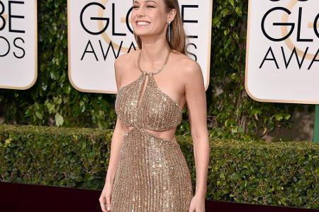 Auch Brie Larson freute sich nicht nur über ihre hautenge Metallic-Robe aus der Calvin Klein Collection, die an der Taille v...