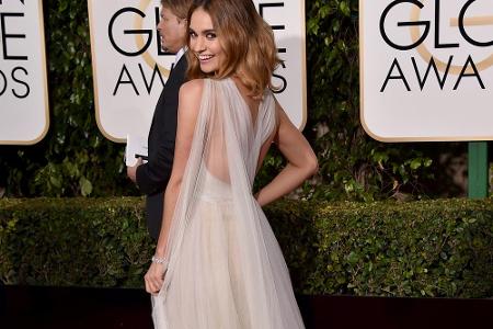 Ebenfalls in Weiß bezauberte Lily James: Sie hatte ein halb durchsichtiges Kleid von Marchesa angelegt, mit Cut-out-Teil übe...