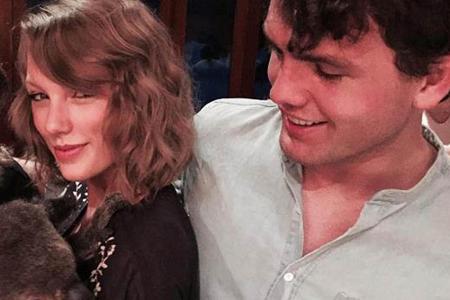 Während Taylor Swift (26) jeder kennt, wird ihrem Bruder nicht halb so viel Beachtung geschenkt. Immerhin könnte sich das ba... Während Taylor Swift (26) jeder kennt, wird ihrem Bruder nicht halb so viel Beachtung geschenkt. Immerhin könnte sich das ba...