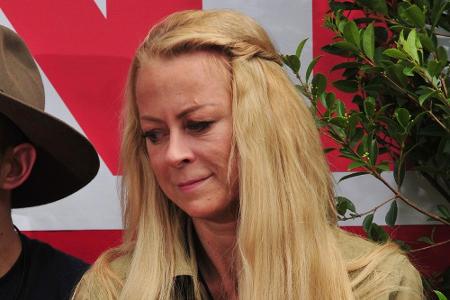Nach sieben Tagen im Camp steht Jenny Elvers die Sehnsucht nach ihrem Make-up-Artist förmlich ins Gesicht geschrieben.